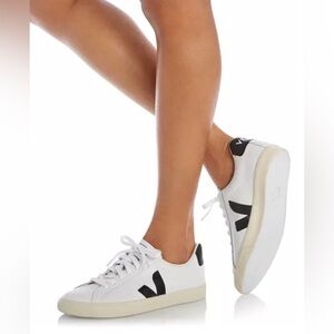 Veja Esplar sneakers in black and white. Size 39